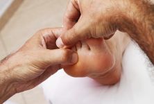 Vbočený palec : Proč je tak častým jevem a jak může pomoci fyzioterapie?
